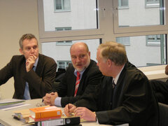 Die Urteilsbegründung wird noch abgewartet (von links: Reinhard Biker,Geschäftsführer der ZÄK Berlin, Dr. Wolfgang Schmiedel, Präsident der ZÄK Berlin und RA Dr. Thomas Kunze).